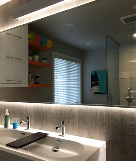 Salle de bain avec miroir sur mesure rétro-éclairé