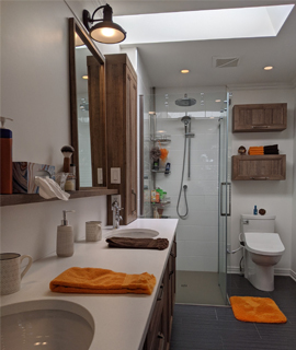 Design de salle de bain sur mesure rénovée