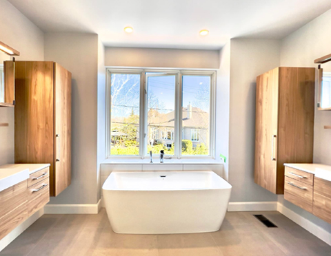 Design de salle de bain sur mesure rénovée avec bain autoportant