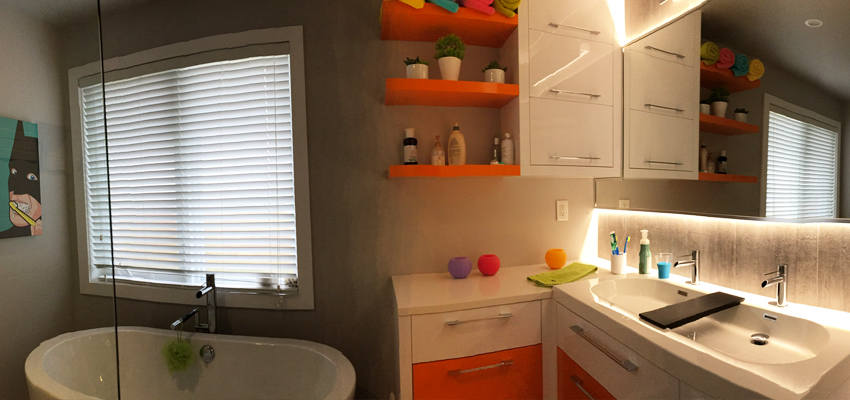 Salle de bain rénovée moderne avec punch de couleur 