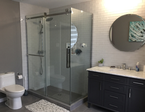 Salle de bain rénovée avec nouvelle douche et meuble-lavabo