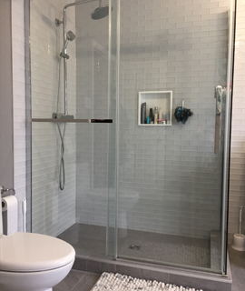 Salle de bain rénovée avec grande douche en coin