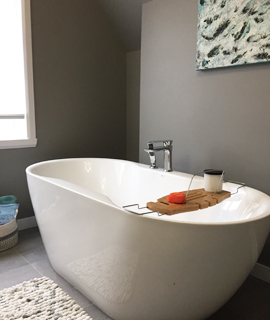 Salle de bain rénovée avec bain autoportant