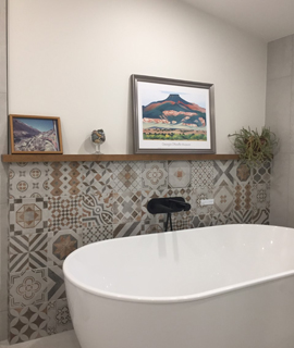 Design de salle de bain avec bain autoportant