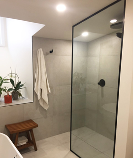 Design de salle de bain sur mesure avec douche à l'italienne