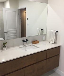 Design de salle de bain rénovée avec meuble-lavabo sur mesure