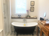 Salle de bain classique avec bain autoportatn en fonte