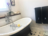 Salle de bain classique avec bain autoportant en fonte