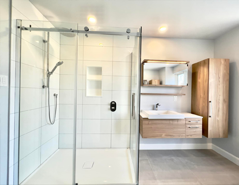 Design de salle de bain sur mesure rénovée avec grande douche