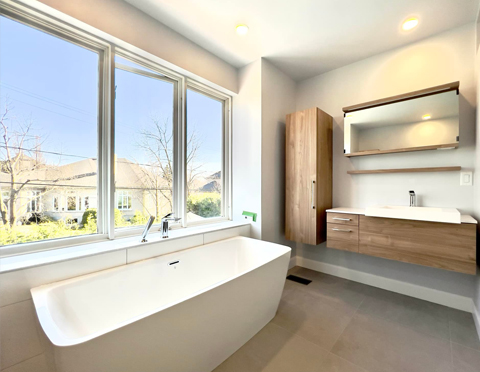 Design de salle de bain sur mesure rénovée avec bain autoportant